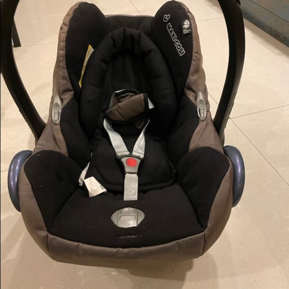 Maxi cosi car seat with base